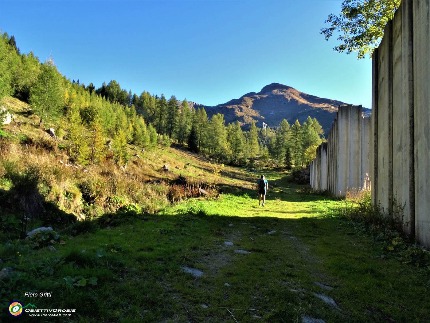 14 Passiamo sotto i grandi paravalanghe.JPG